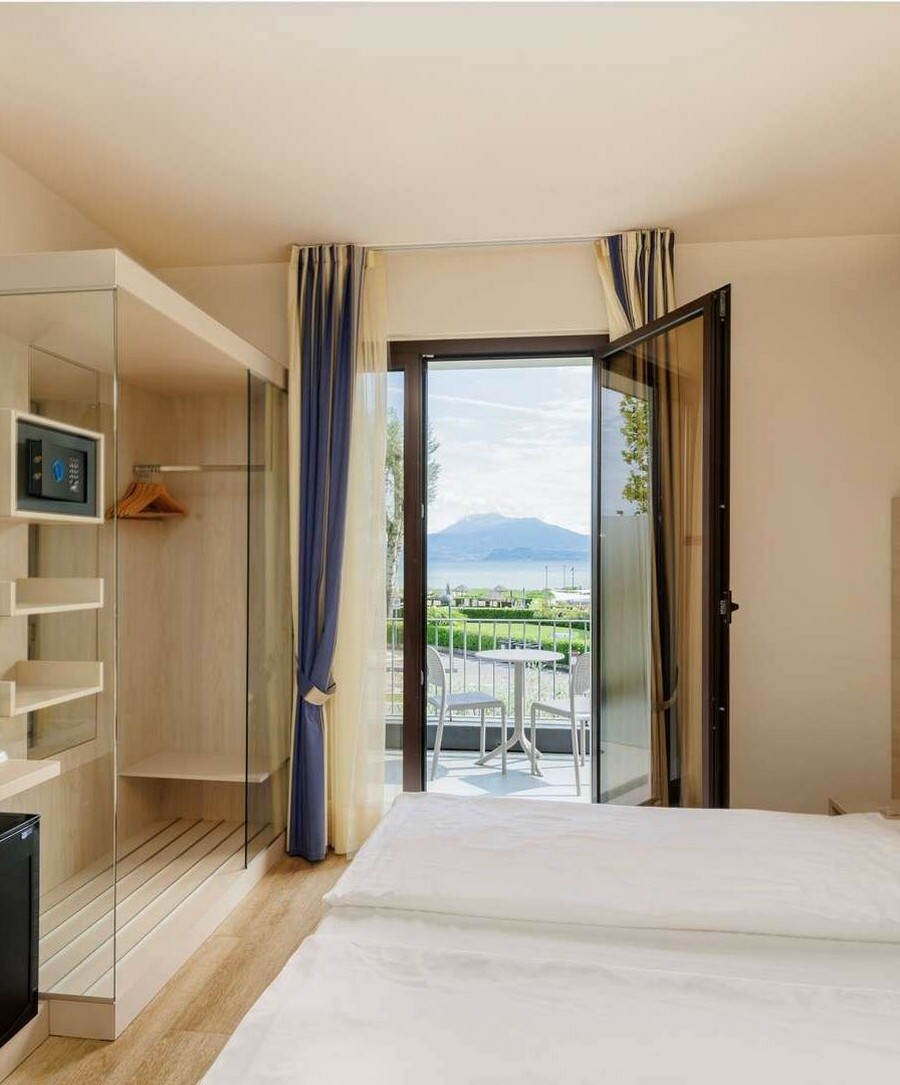 Doppelzimmer Superior mit Balkon und Seeblick | Aufwachen mit Blick auf den See.