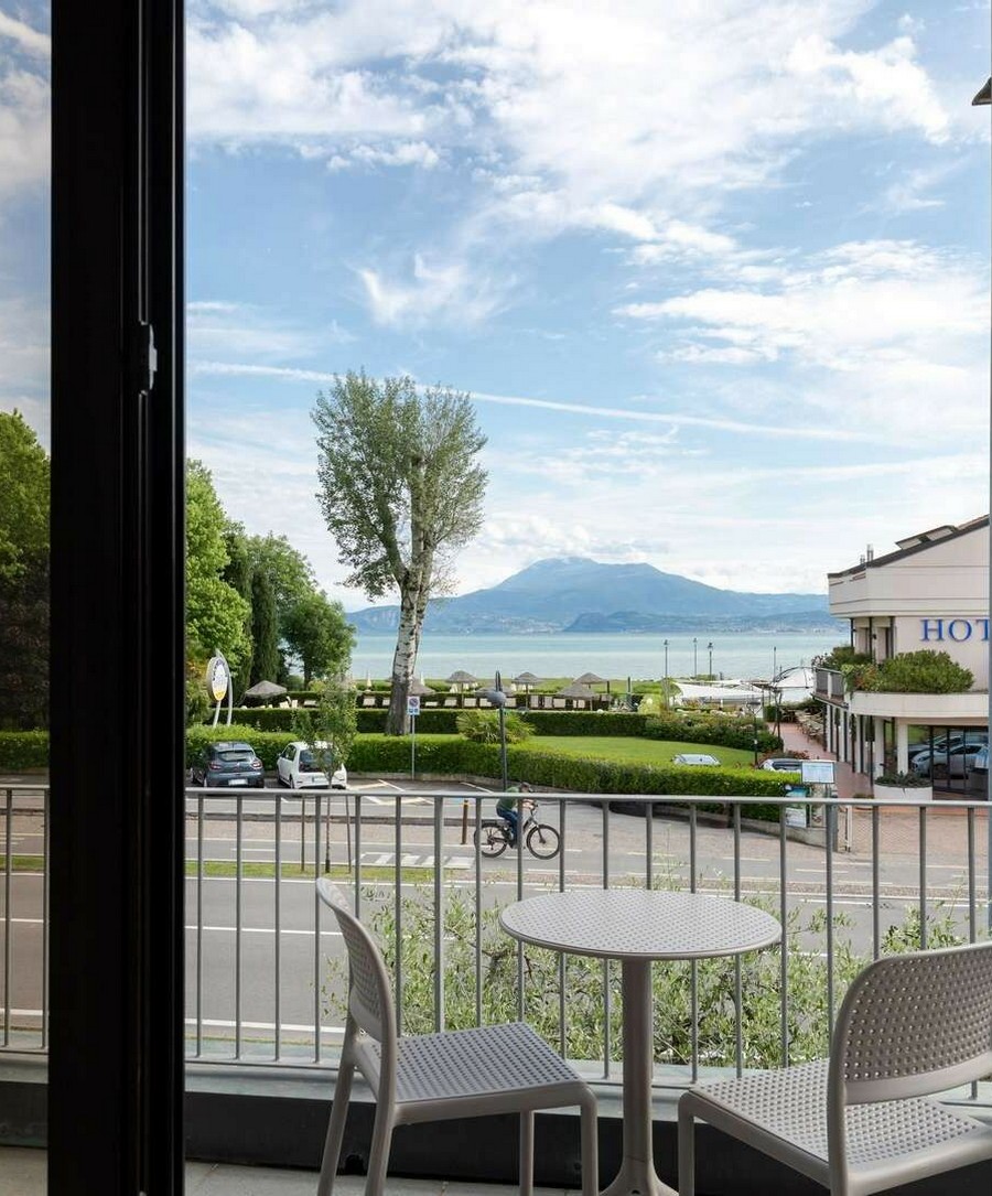 Doppelzimmer Superior mit Balkon und Seeblick | Aufwachen mit Blick auf den See.